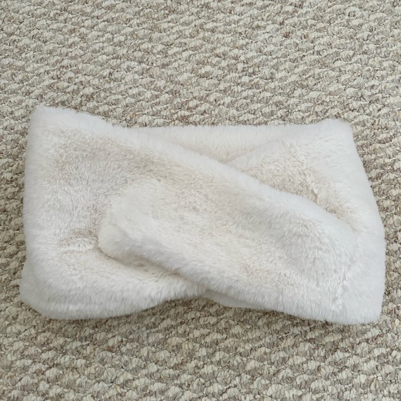 Banana Republic faux fur scarf - Picture 3 of 3